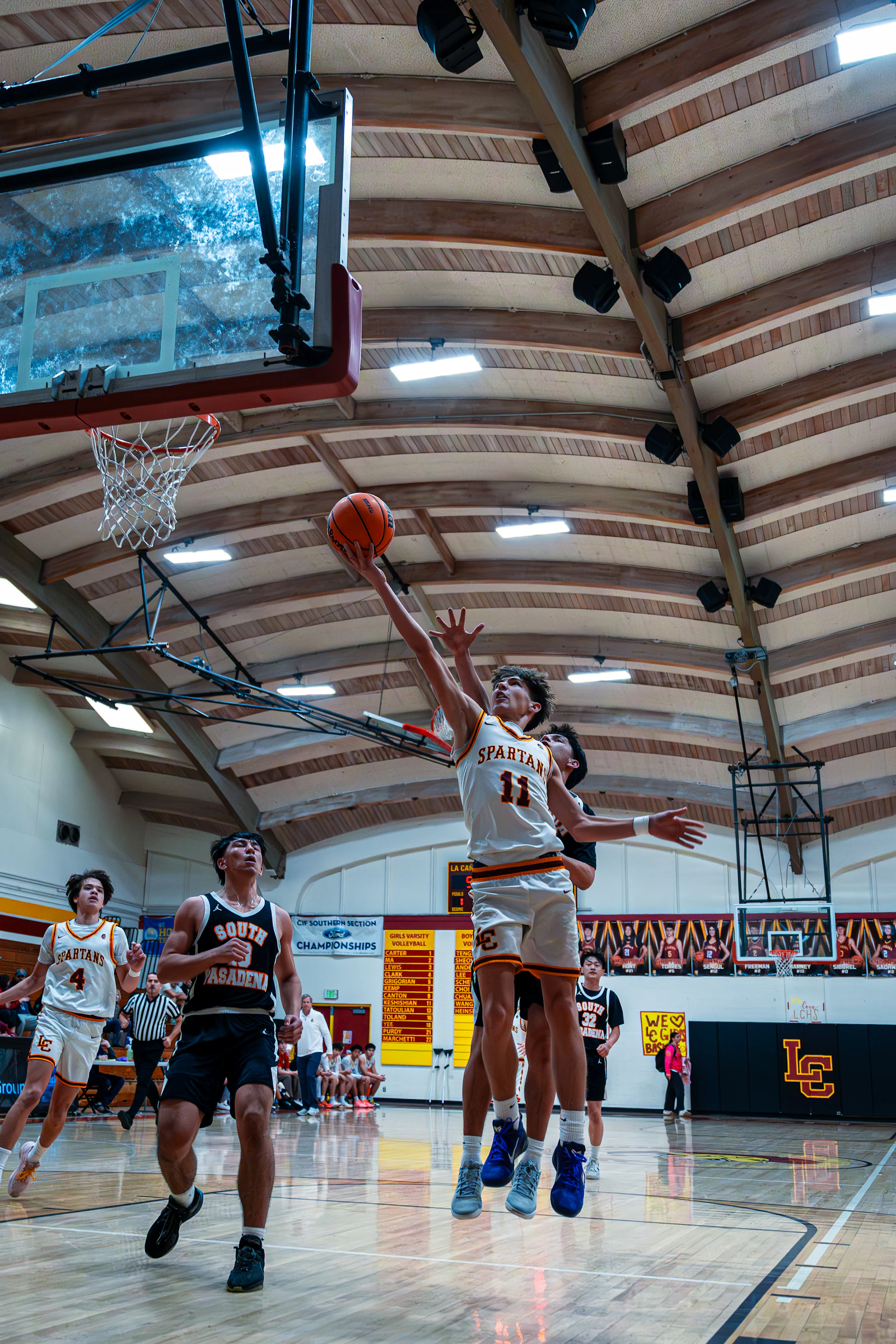 Un joueur de basket attaque le panier en match